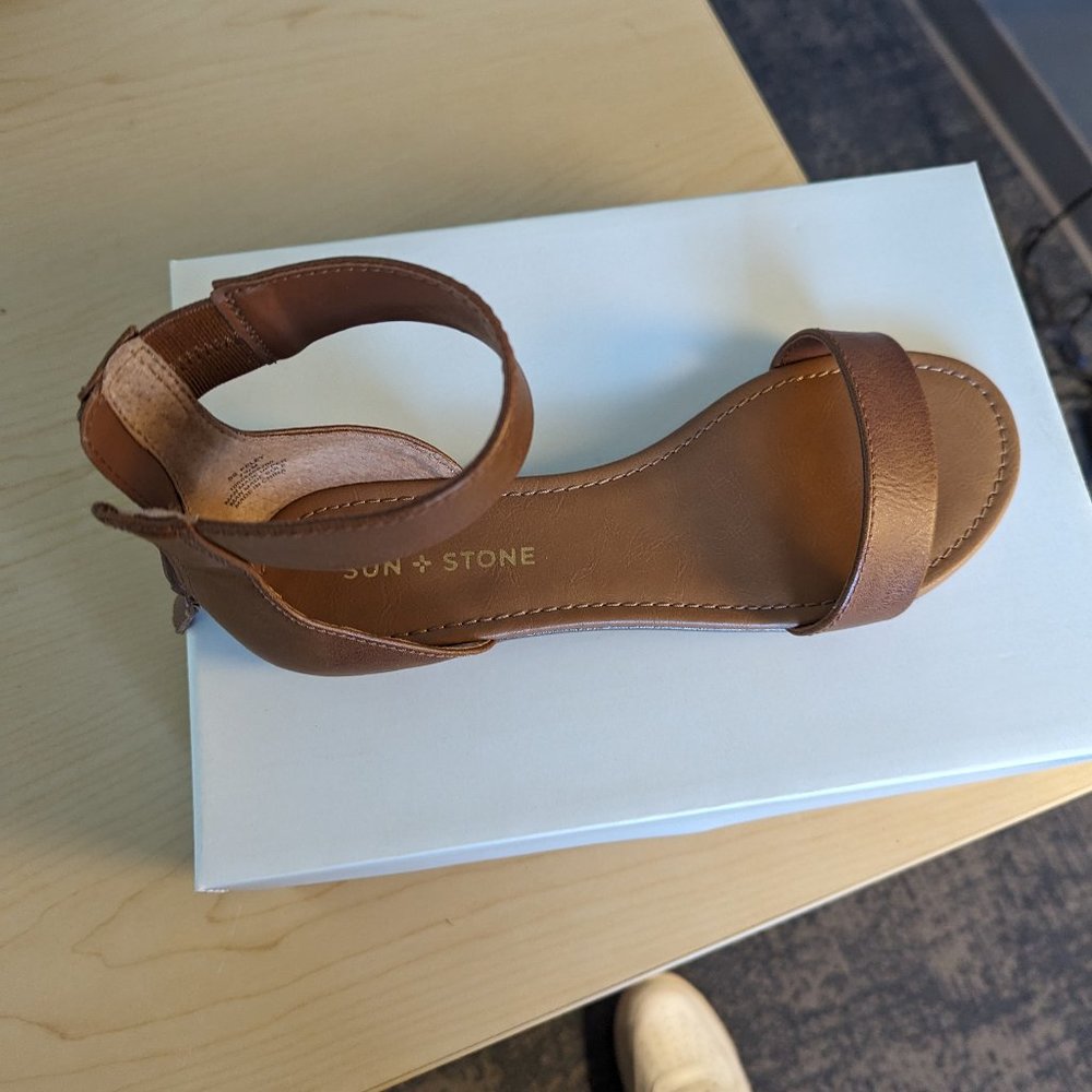 Brand new never worn Brown Woman Sandals sze 7.5